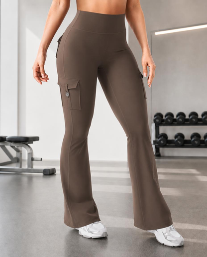 Pantalón acampanado de talle alto con bolsillos