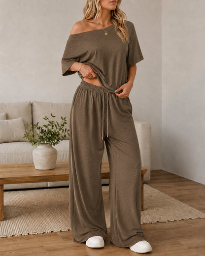 Conjunto casual de top con hombros descubiertos y pantalón acampanado